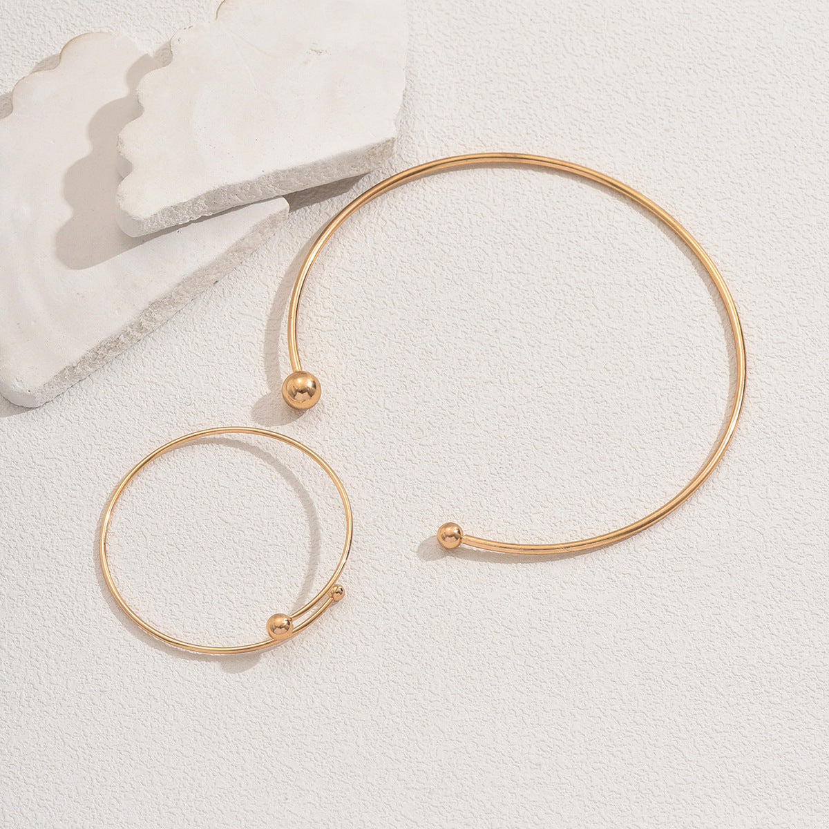Set de collar y pulsera de aleación con diseño geométrico minimalista para mujer, con acabado chapado y diseño de anillos circulares