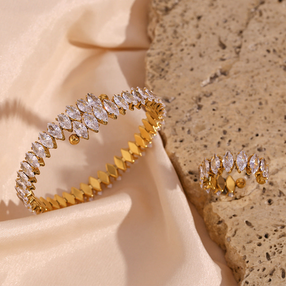 Bracciale da donna rigido aperto minimalista regolabile in acciaio inossidabile placcato oro con intarsi di strass a forma di diamante