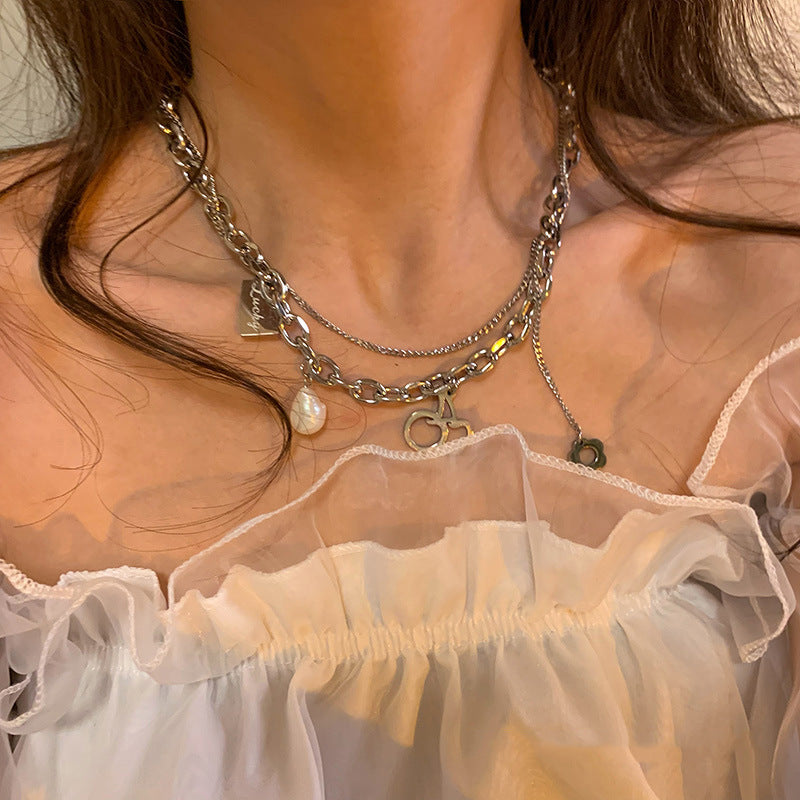 Collana con ciondolo floreale di ciliegie e perle dallo stile dolce e audace, per donna e uomo, in acciaio al titanio lucido con catena a croce a doppio strato