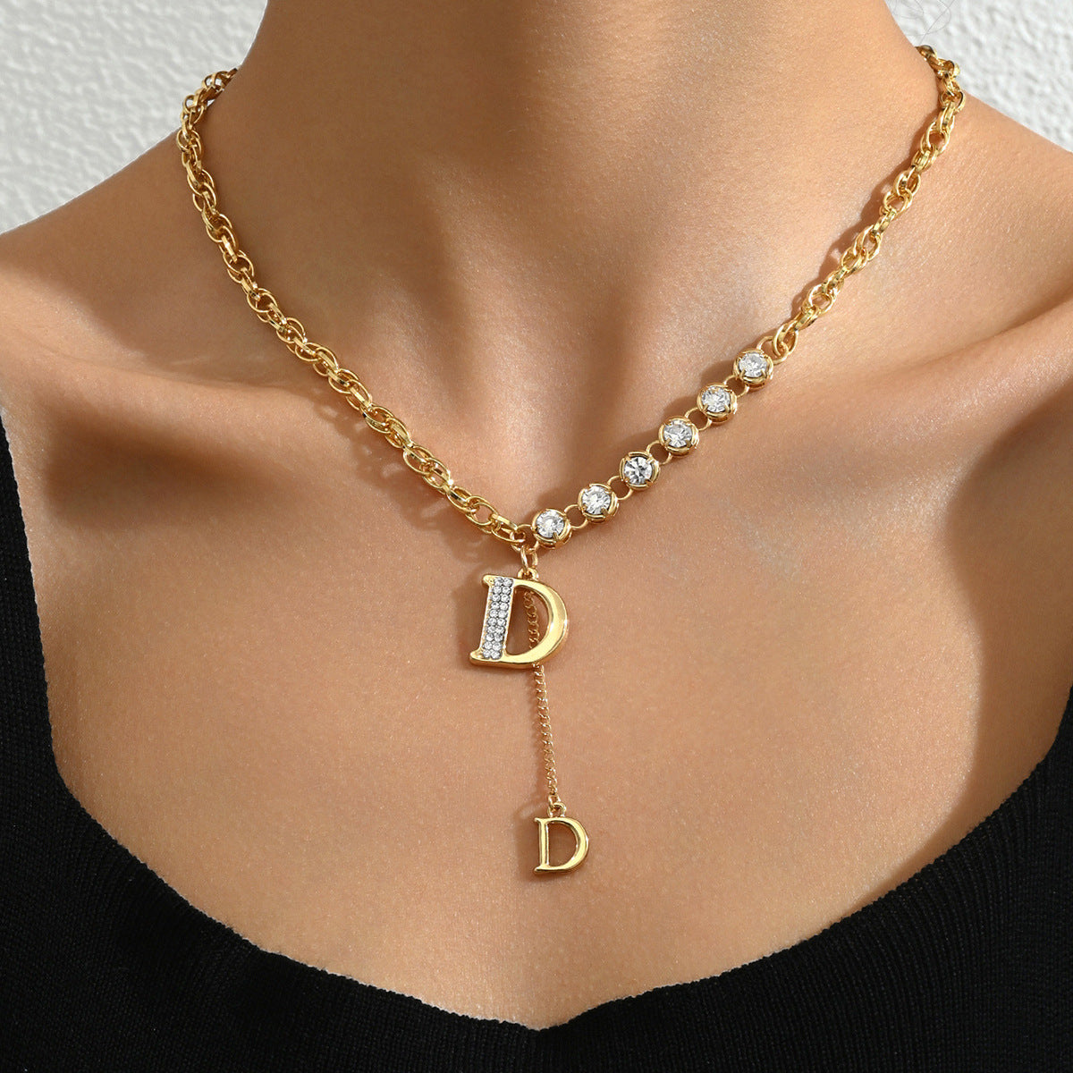 Collana con pendente a lettera, stile minimalista, da donna, con zirconi cubici incastonati su catenina in rame