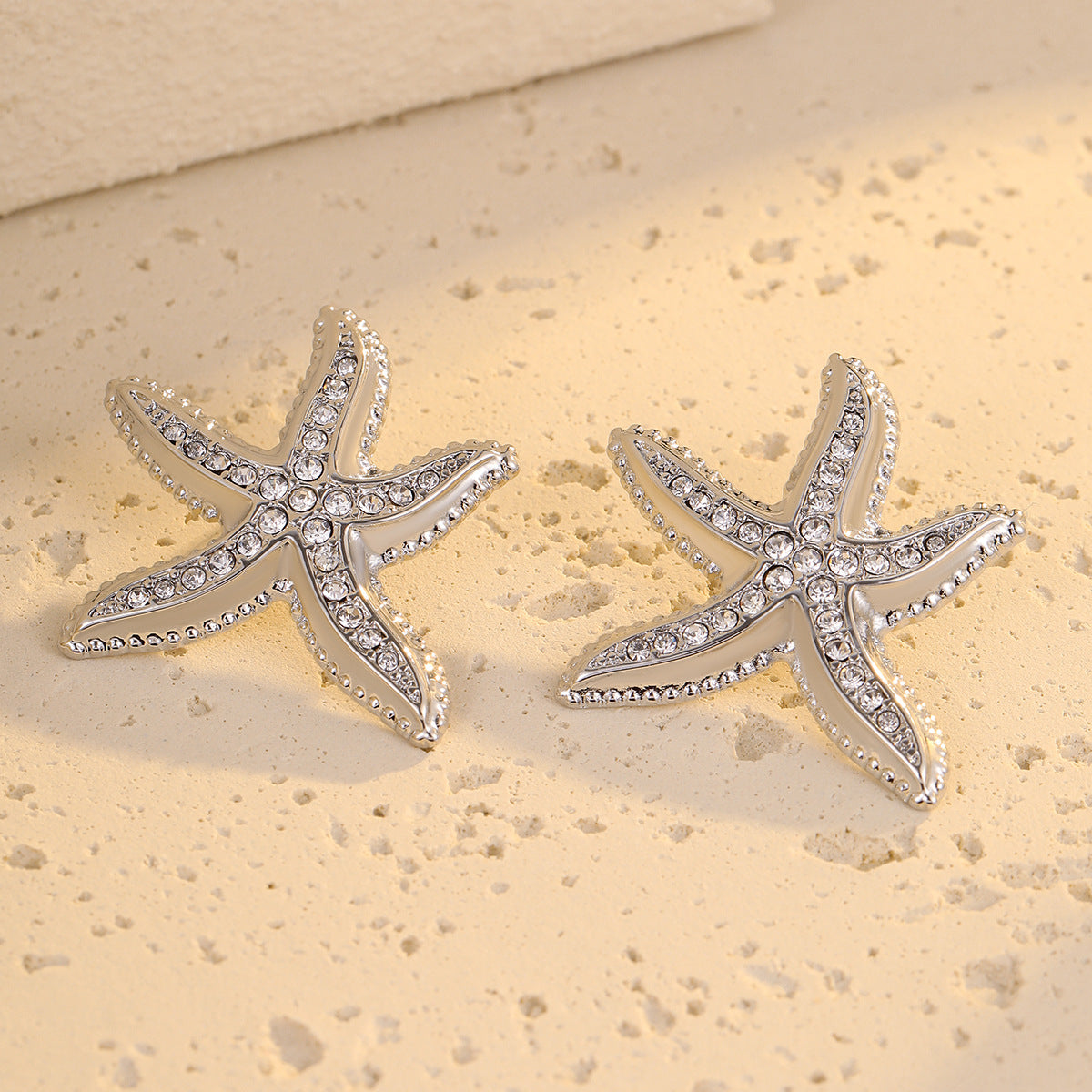 Orecchini a forma di Stella Marina alla Moda in Acciaio Inossidabile con Zirconia Micro-Incastonata, Finitura Placcata Oro 18K, Ipoallergenici e Inossidabili per Donna