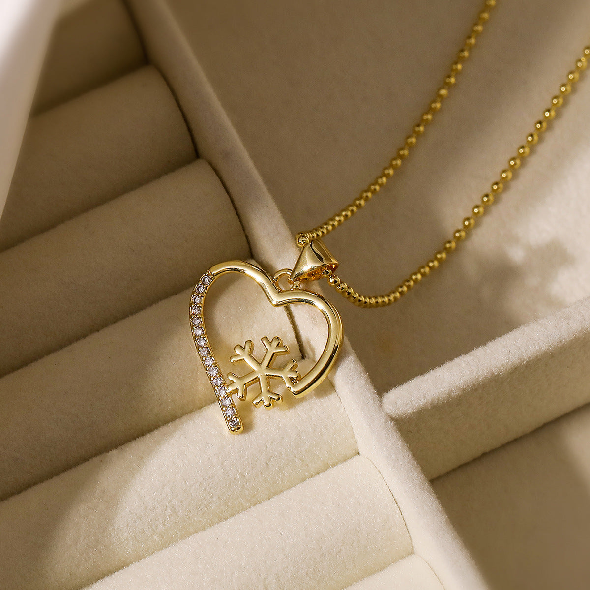 Set di orecchini e collana pendente a cuore con fiocco di neve in zircone placcato oro 18 carati minimalista per donne