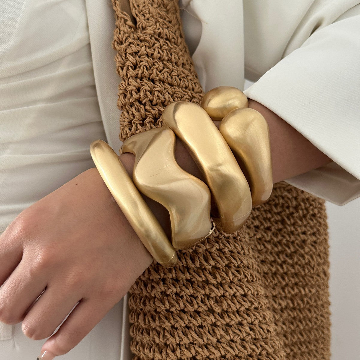 Bracciale rigido minimalista geometrico in lega spazzolata opaca