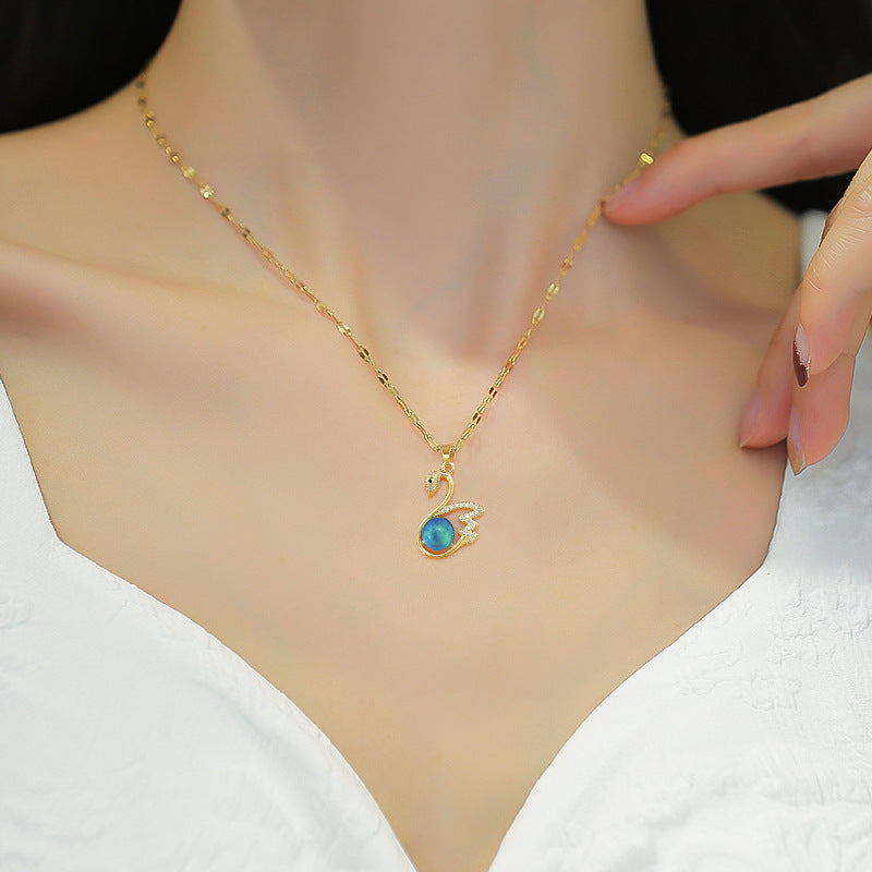 Collana in Acciaio al Titanio con Cigno Geometrico in Stile Esotico per Donna con Dettagli in Strass e Catena Regolabile
