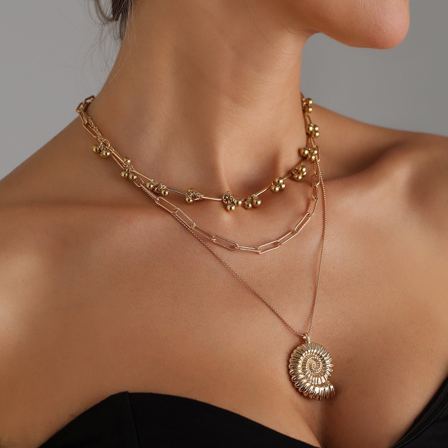 Fashion Minimalist Seashell Pendant Necklace in Alloy with Plated Finish for Women