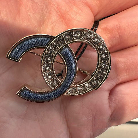 Spilla elegante di lusso a forma di lettera in ottone placcato smalto da donna