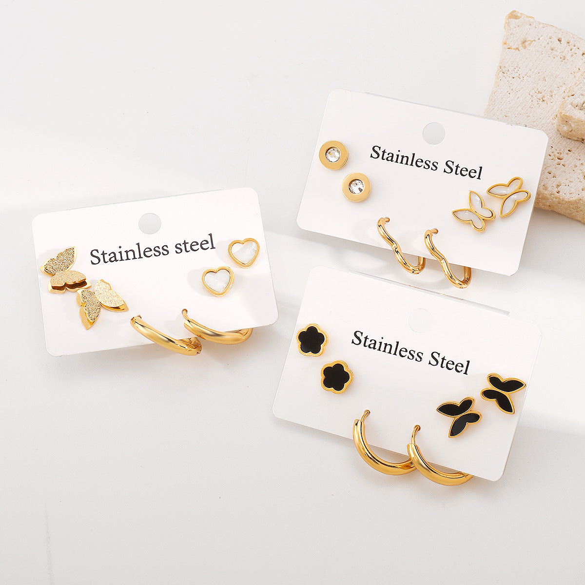 Pendientes minimalistas de acero inoxidable con forma de mariposa y baño de oro de 14 quilates para mujer