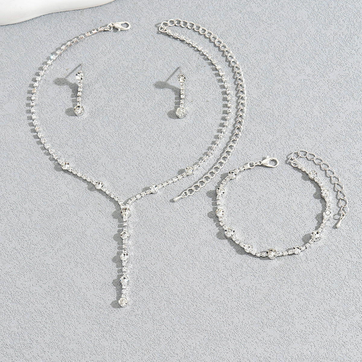 Set di collane con ciondolo geometrico minimalista da donna con catena in rame e intarsio in zircone