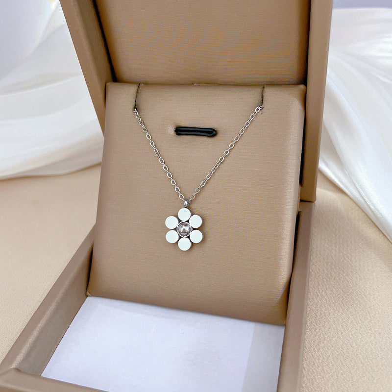 Collana con Ciondolo a Sei Petali a Fiore in Acciaio al Titanio Minimalista da Donna con Finitura Placcata Oro e Catena a Sfera Rotonda