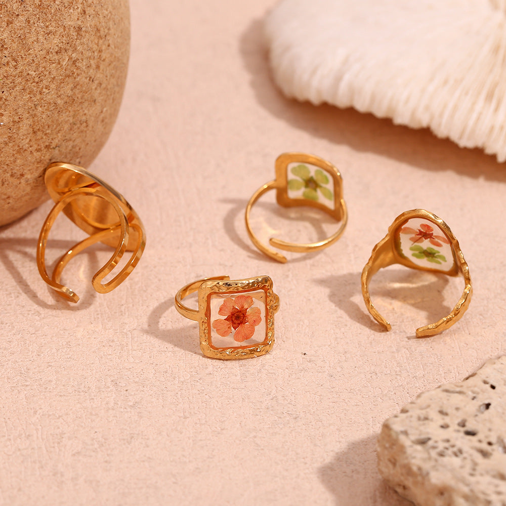 Anillo de acero inoxidable con textura martillada estilo vintage y baño de oro de 18 quilates, diseño floral de banda abierta ovalada para mujer