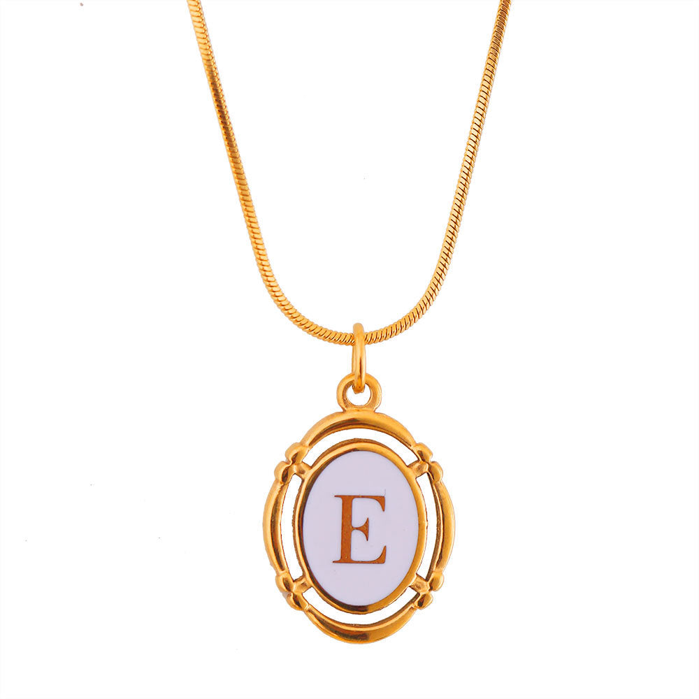 Collana con Pendente Ovale Minimalista a Forma di Lettera in Acciaio al Titanio Placcato Oro con Finitura Smaltata Unisex