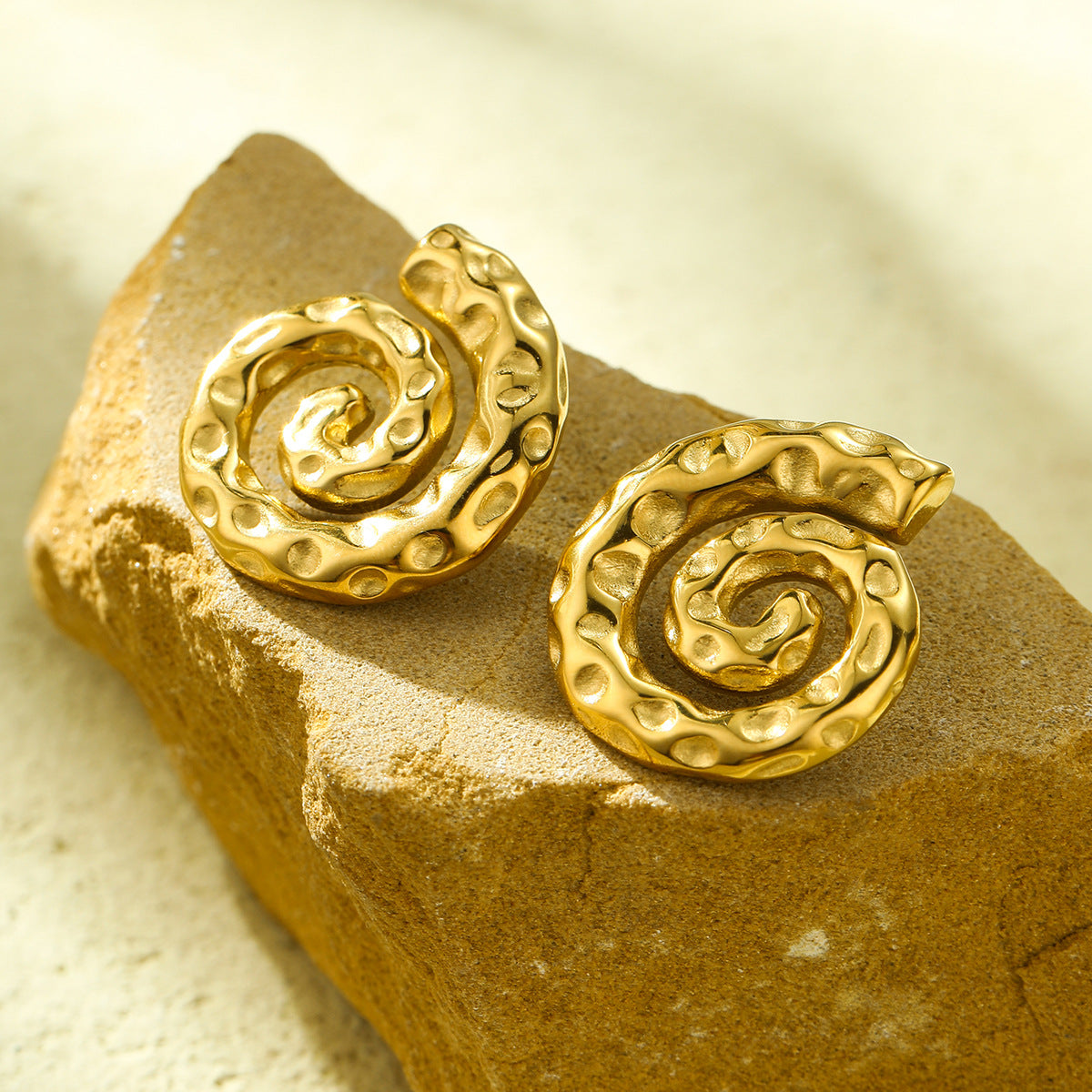 Orecchini a perno da donna alla moda e minimalisti a forma di lumaca, in acciaio al titanio martellato con placcatura in oro 18 carati