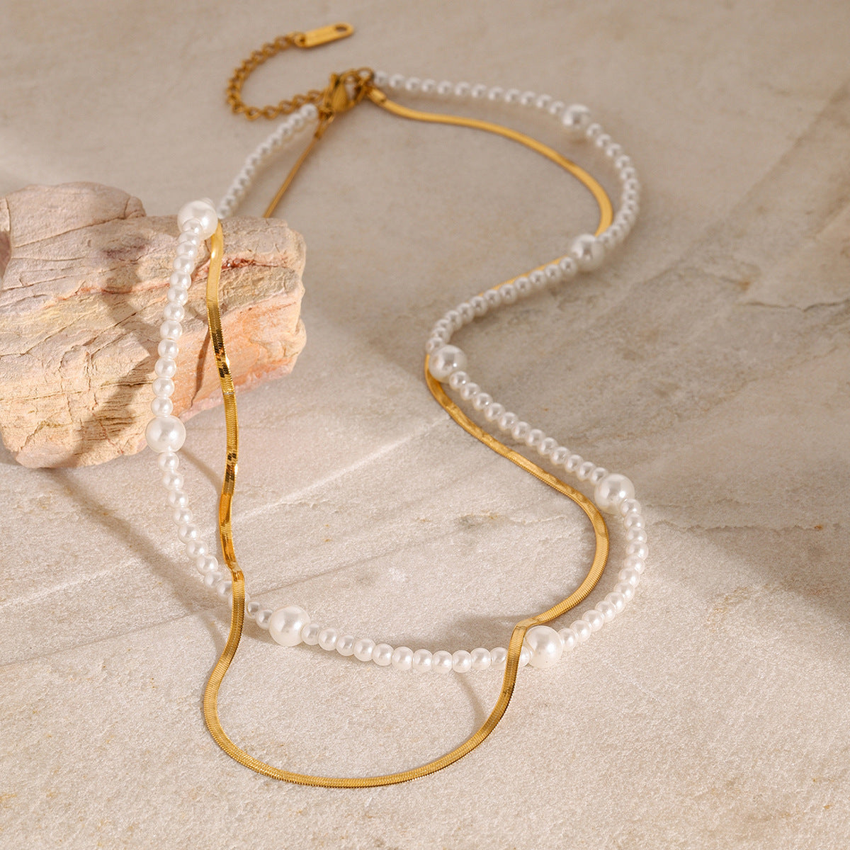 Collana a strati con perle, catena ondulata e design geometrico minimalista in acciaio inossidabile placcato, da donna