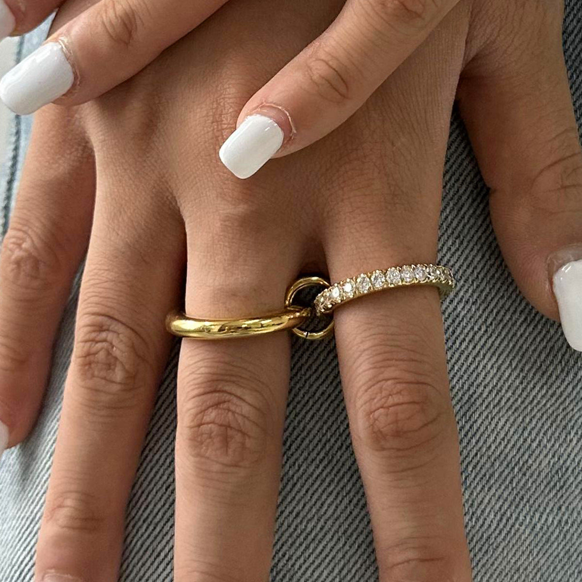 Anillo minimalista de acero de titanio chapado con acentos de diamantes de imitación para mujer