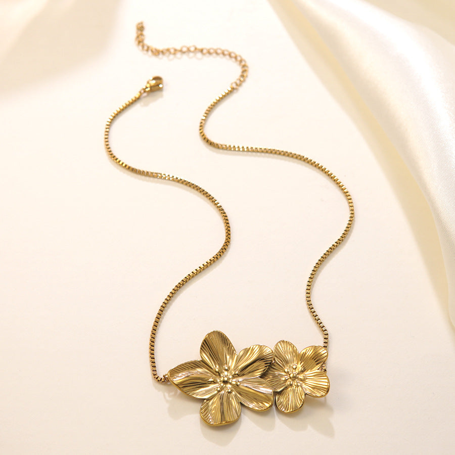 Collana da donna vintage placcata oro 18 carati con ciondolo floreale in acciaio inossidabile e catenina a maglie.