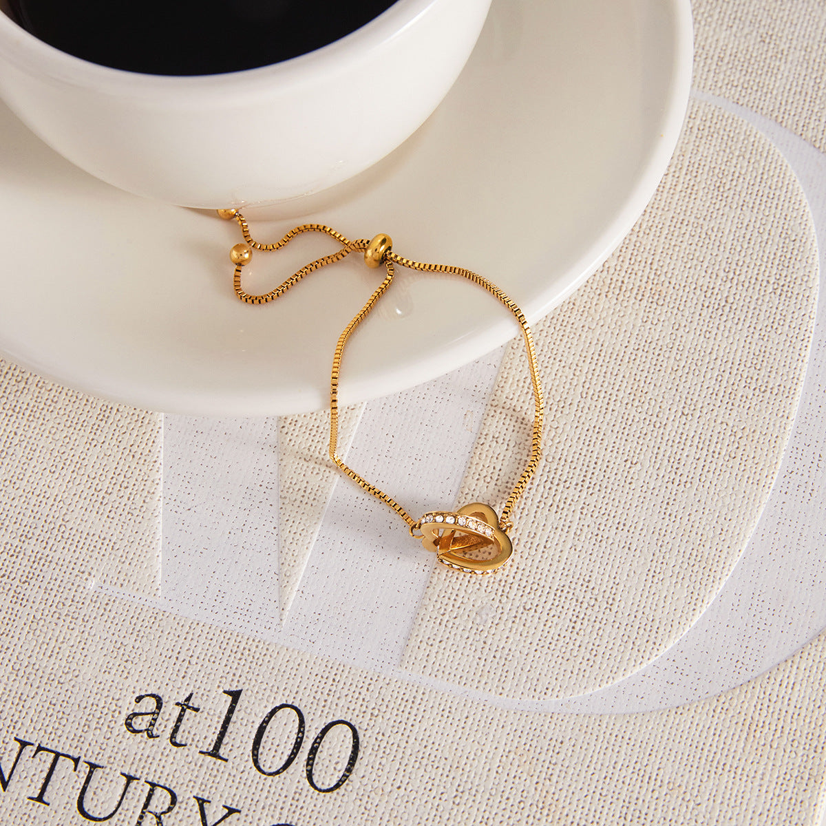 Pulsera de lujo minimalista geométrica de corazón de acero inoxidable chapada en oro de 18 quilates para mujer