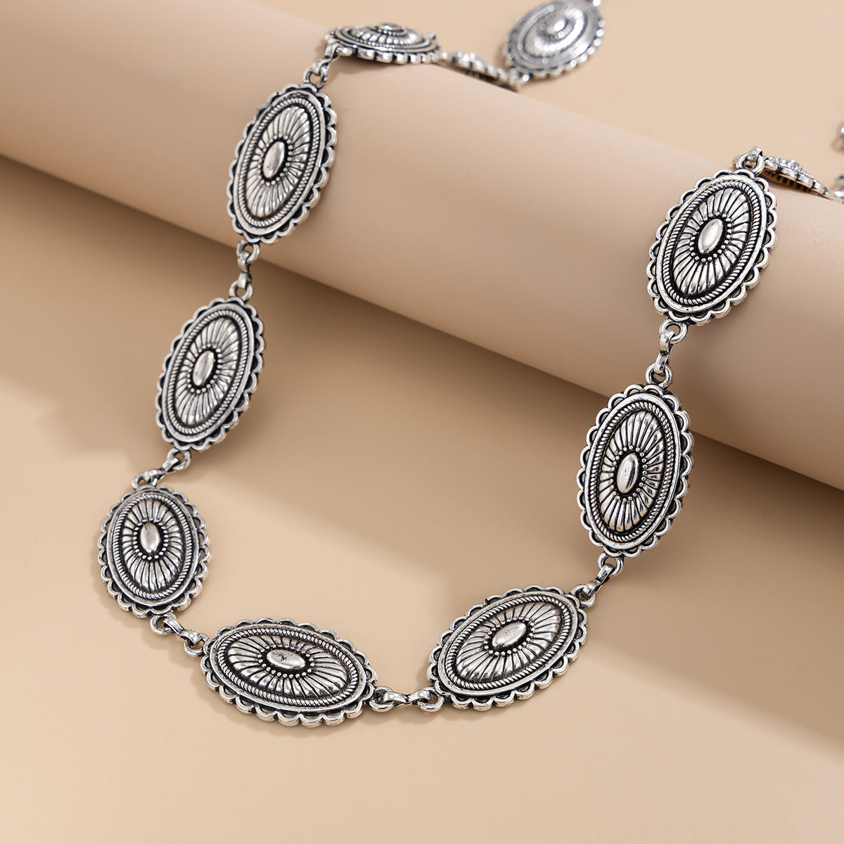 Cadena de cintura de metal con diseño geométrico de estilo étnico vintage para mujer con motivo de cruz grabado y cierre de langosta