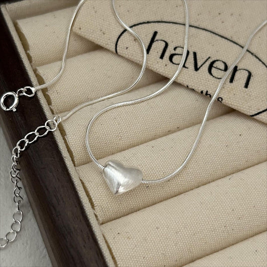 Collar con colgante de corazón minimalista de plata de ley 925 con acabado galvanizado, estilo cadena cruzada