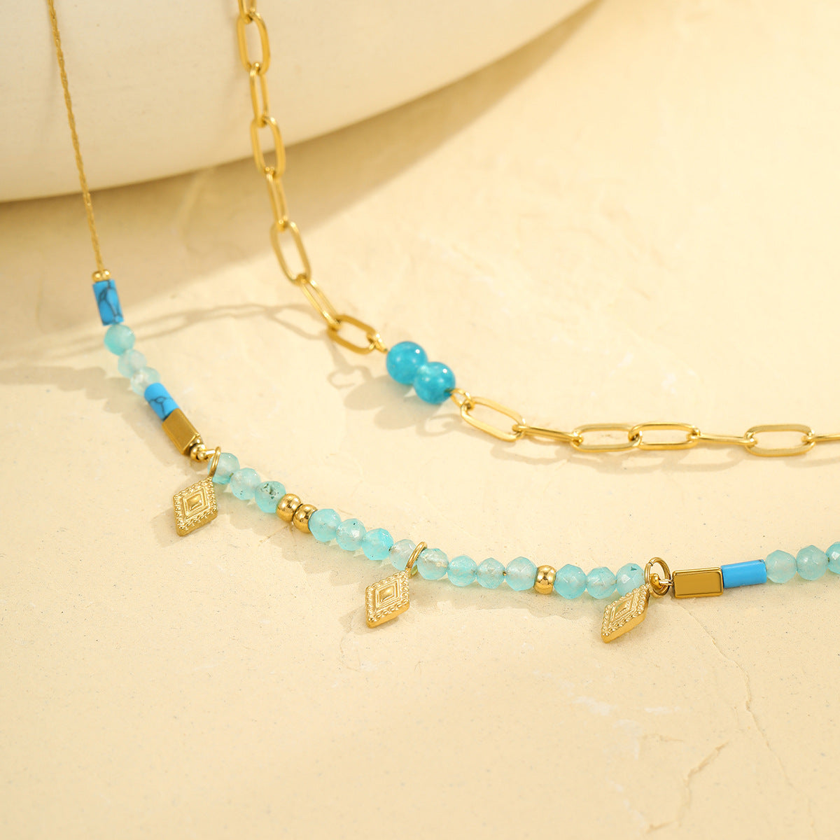 Collana a doppio strato in acciaio inossidabile con geometria vintage e perle di pietra naturale per donna, con catena clavicola e finitura placcata