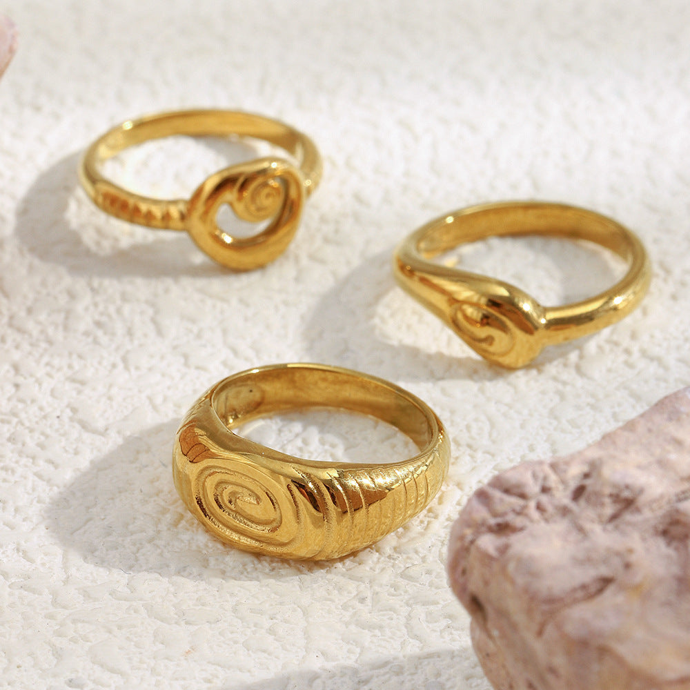 Anello da donna minimalista geometrico in acciaio inossidabile placcato oro 18 carati a testa di serpente con dettagli a impronta digitale