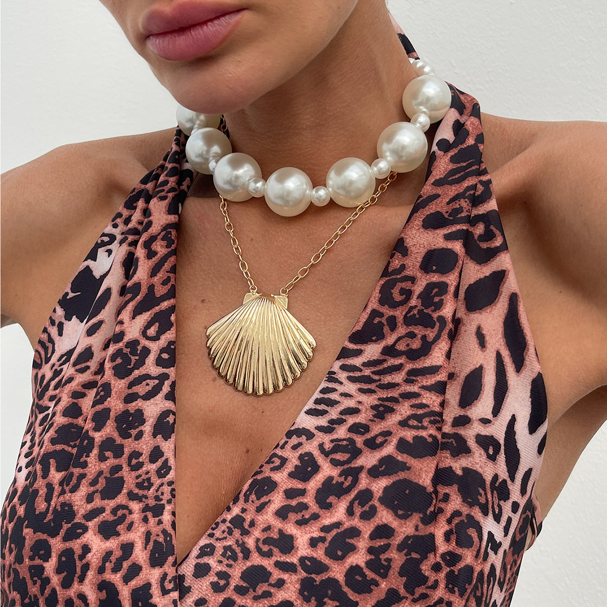 Collar con colgante de concha estilo vintage exagerado en aleación con acabado chapado para mujer