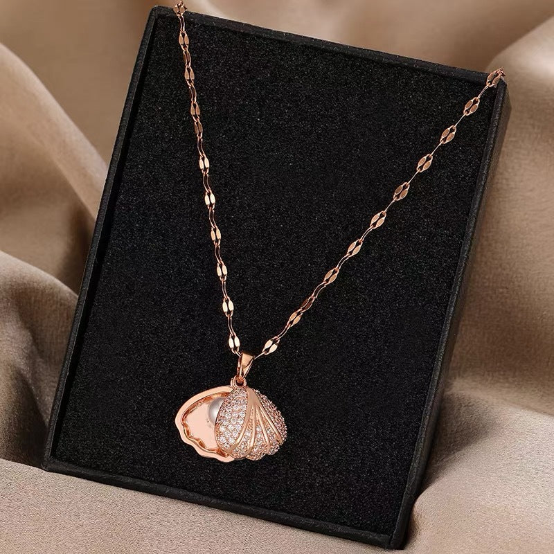 Collana in acciaio al titanio placcato rame con perla intarsiata a forma di fiore vintage e ciondolo a conchiglia irregolare per donna e uomo