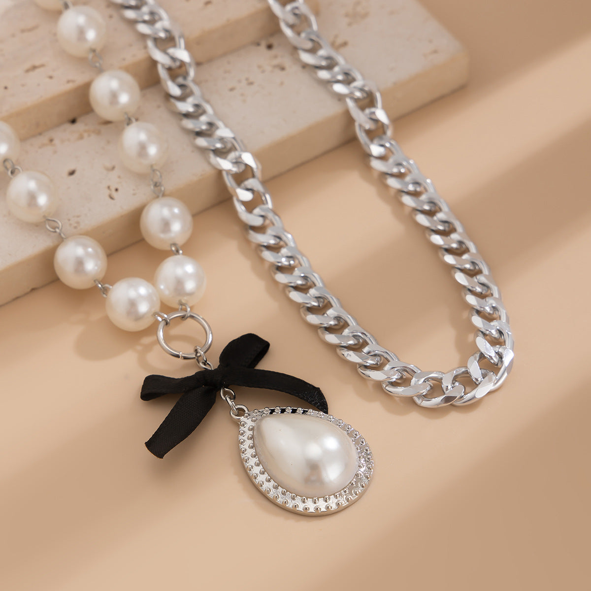 Collana con ciondolo a goccia dolce e grintosa con perle artificiali su catena a sfera per donna