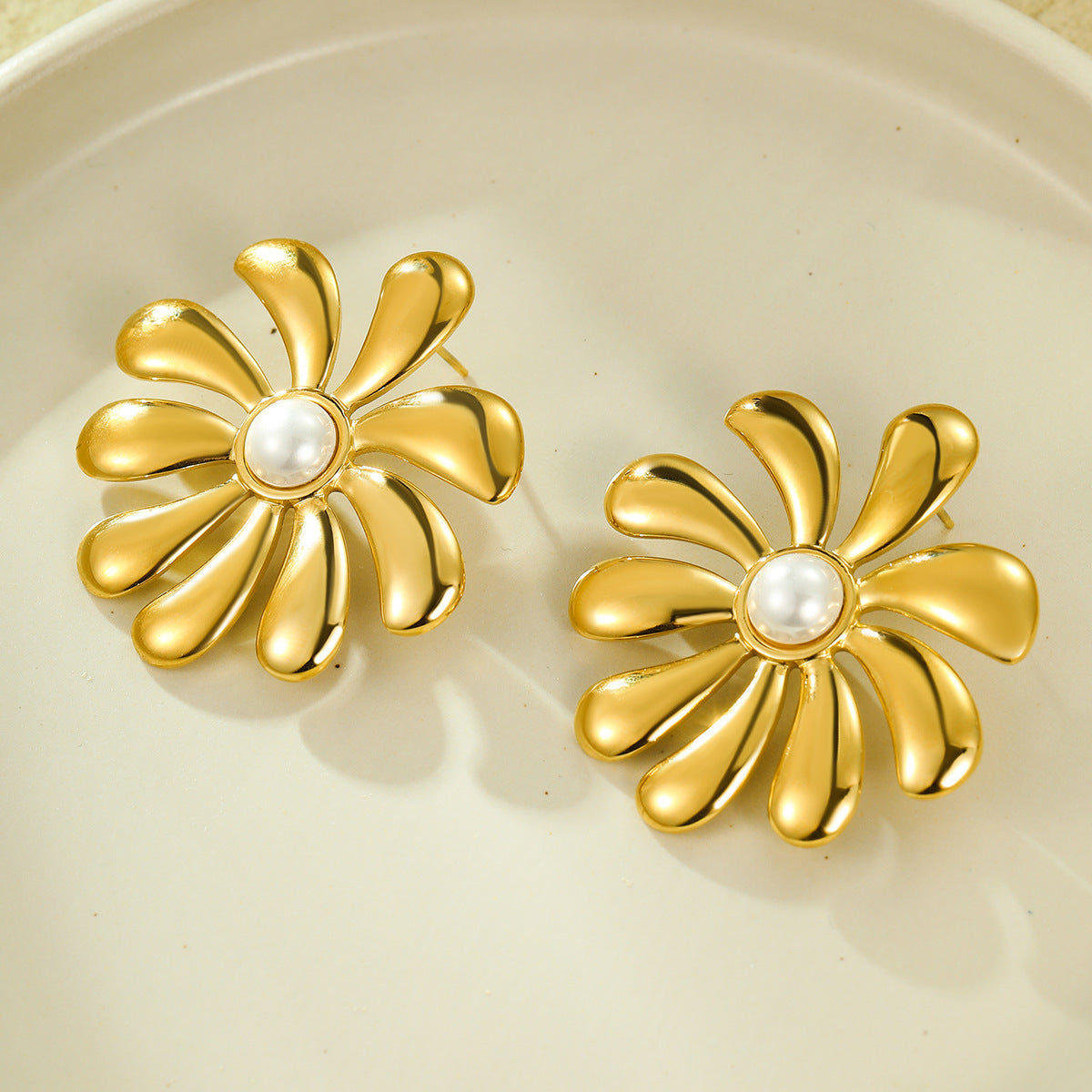 Orecchini da donna in acciaio inossidabile placcato oro 18 carati con girasole, perle, dal design vintage e fresco