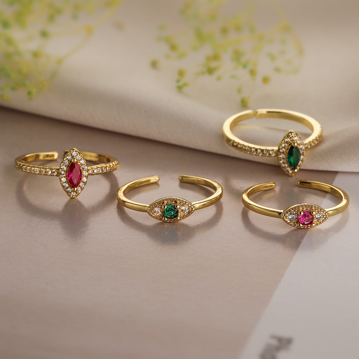 Anello Aperto Geometrico Minimalista da Donna in Ottone con Placcatura in Oro 18K e Intarsi in Zircone