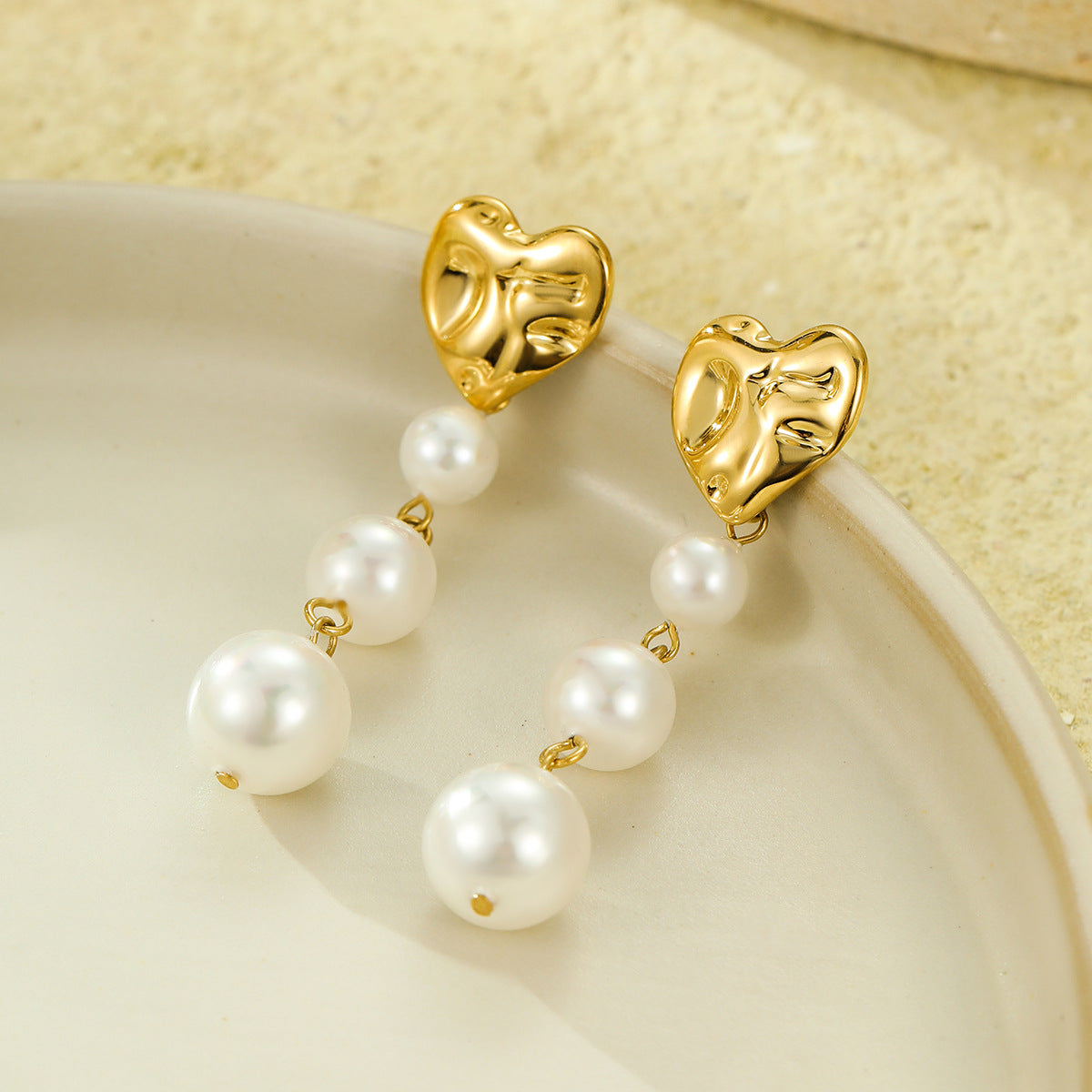 Pendientes colgantes con corazón arrugado de estilo vintage en acero de titanio con chapado en oro de 18 quilates y detalles de perlas
