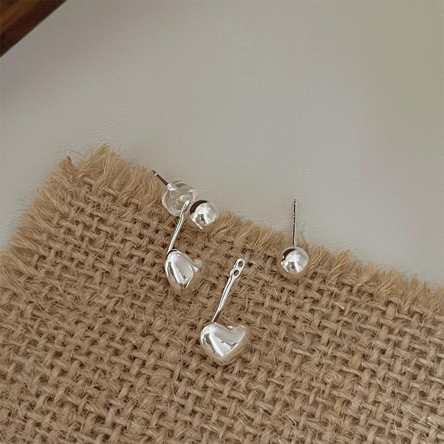 Pendientes de tuerca minimalistas de plata de ley 925 con forma de corazón, acabado pulido y detalles de bordes geométricos