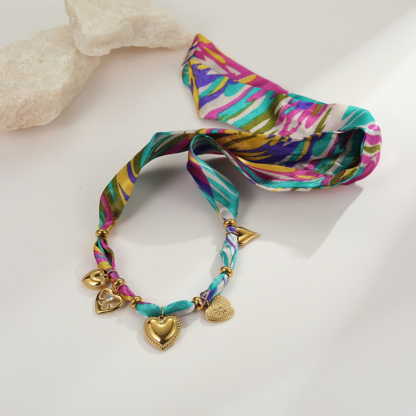 Elegante collar de acero inoxidable chapado en oro de 18 quilates con forma de corazón para mujer