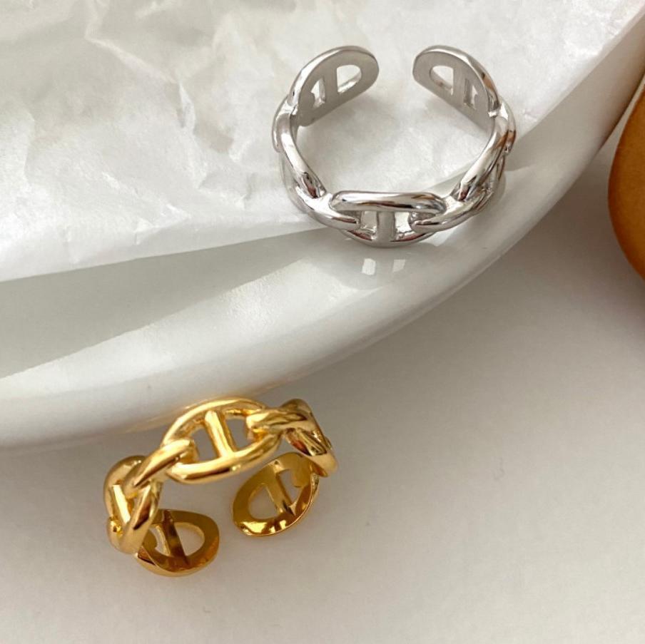 Anillo Minimalista de Nudo con Corazón de Plata de Ley 925 para Mujer con Detalle Cúbico Biselado Geométrico