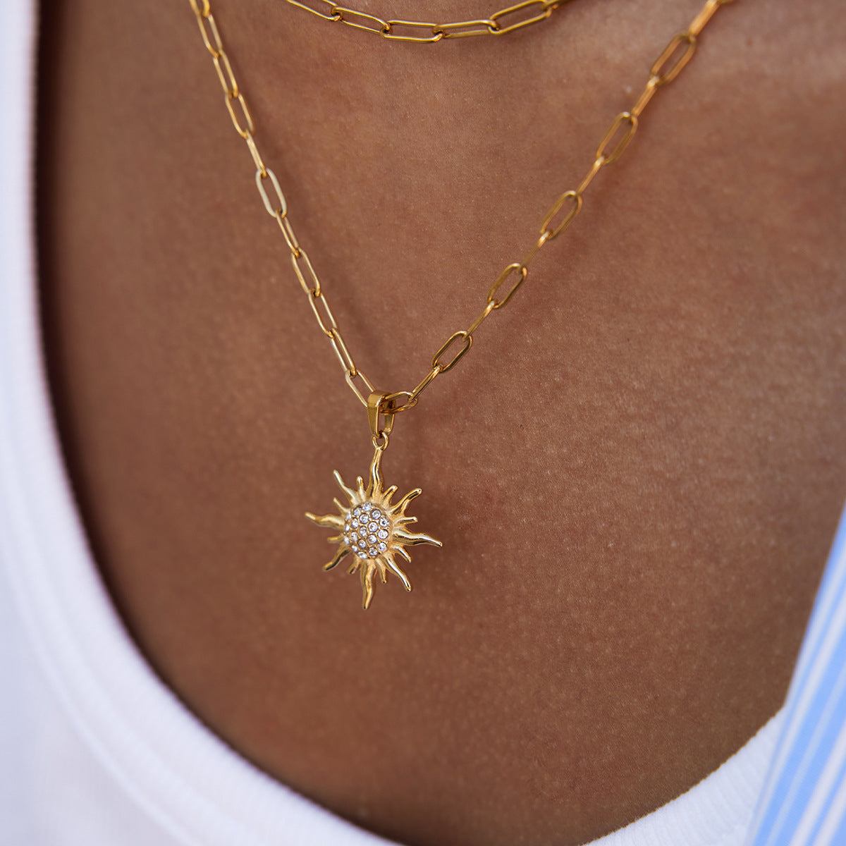Collana con Pendente Geometrico a Forma di Sole in Acciaio al Titanio con Intarsi di Strass e Finitura Placcata per Donna