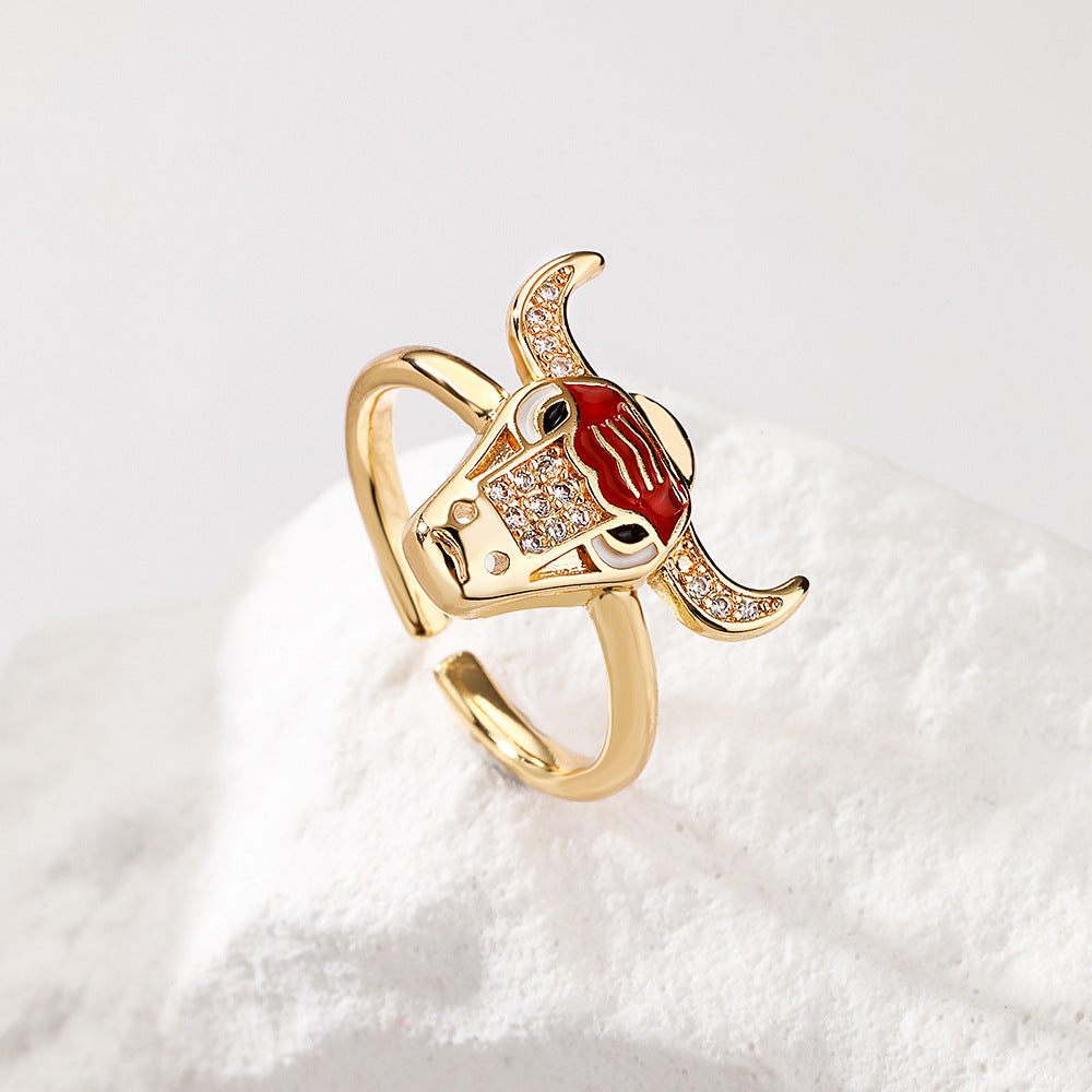 Anello geometrico aperto da donna con base in rame placcata in oro vero e testa di toro e design del pianeta in zircone micropavé