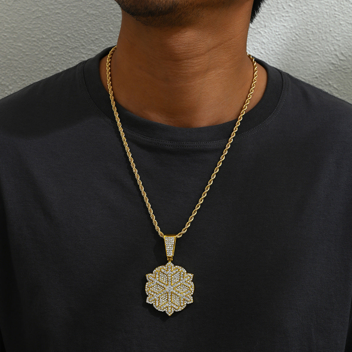 Collar con colgante de aleación con forma de copo de nieve estilo hip hop con incrustaciones de diamantes de imitación para mujer