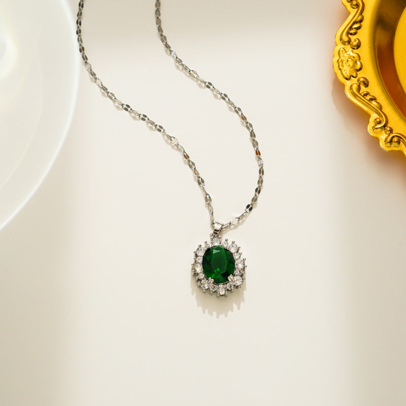 Elegante collar de acero de titanio con colgante ovalado de circonita cúbica microengarzada en cadena ondulada para mujer
