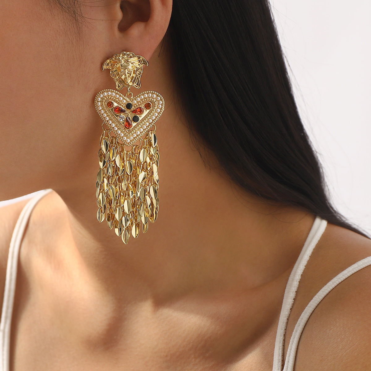 Pendientes colgantes vintage de Medusa con forma de corazón, borlas, acabado chapado en aleación e incrustaciones de pedrería y perlas simuladas