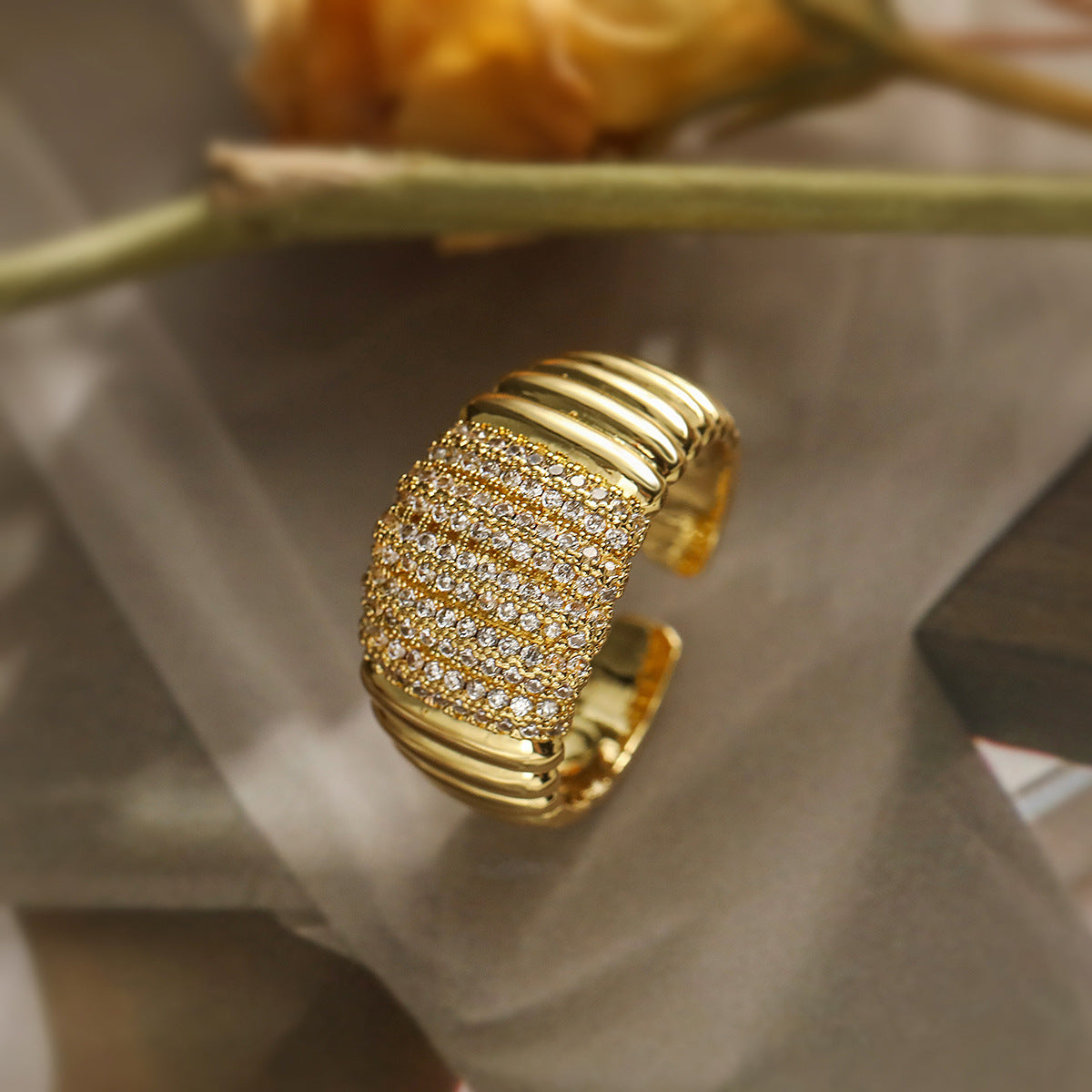 Anello aperto geometrico minimalista da donna in ottone con placcatura in oro 18 carati e intarsio in zirconi