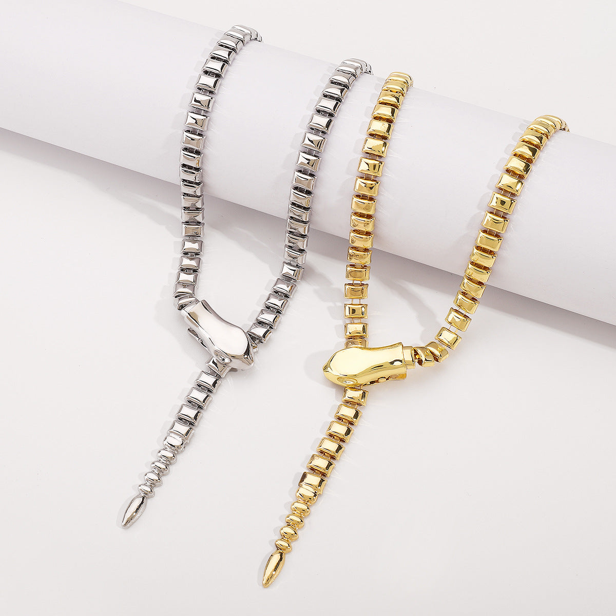 Collar de serpiente geométrico para mujer en metal con acabado chapado, cadena ajustable para clavícula