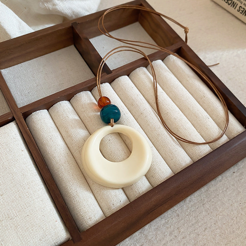 Collana con ciondolo geometrico in acrilico stile retrò da donna con charm in lega, fatta a mano, catena a strati alla moda minimalista