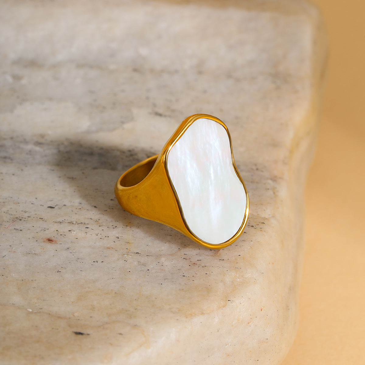 Anillo de Acero de Titanio con Nácar Geométrico Minimalista y Baño de Oro de 18K para Mujer