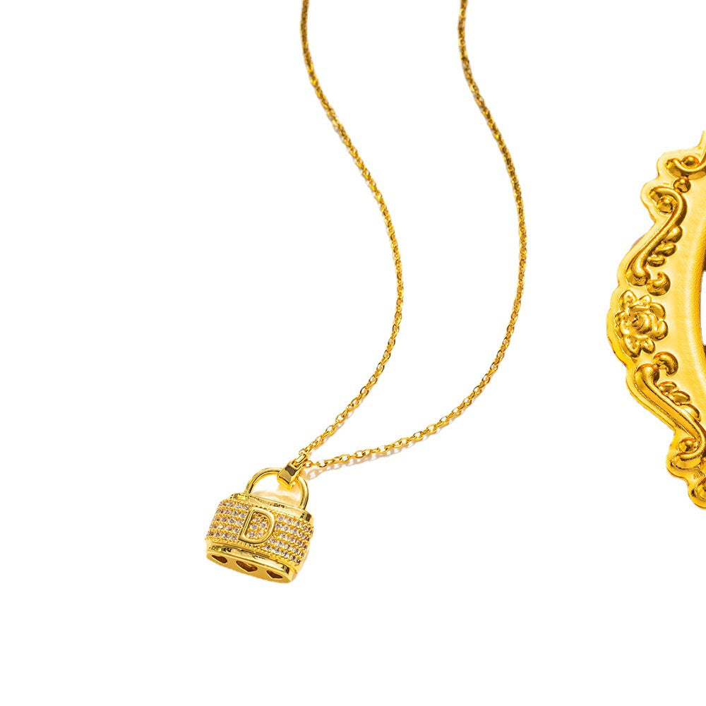 Collar con colgante minimalista con forma de D para mujer, de acero de titanio con incrustaciones de diamantes de imitación