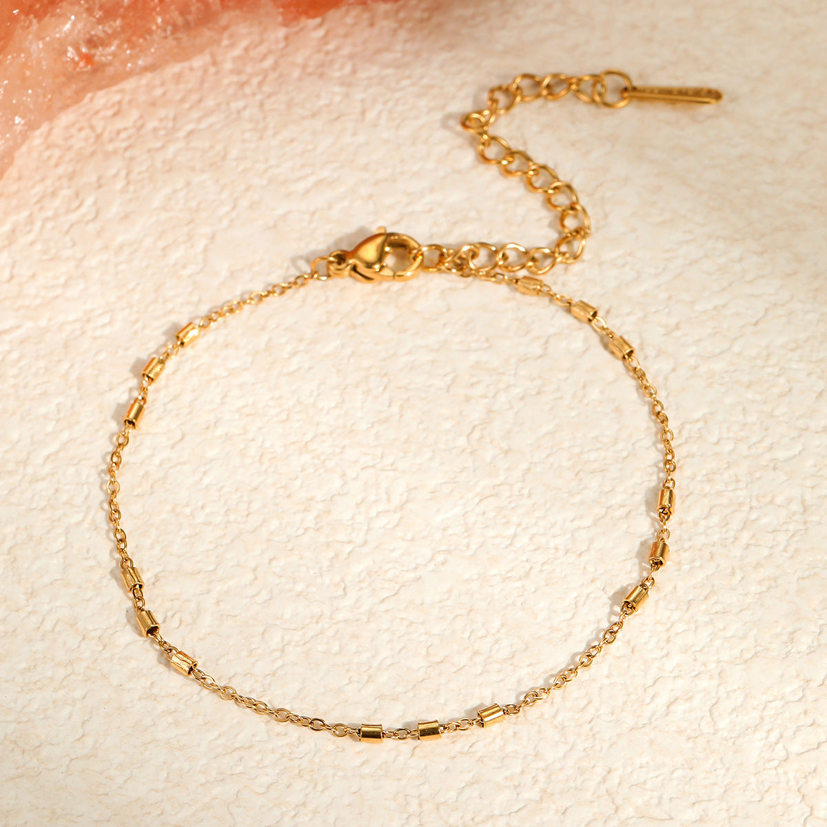 Braccialetto Minimalista Geometrico in Acciaio Inossidabile con Placcatura in Oro 18K e Dettagli in Pietre Naturali e Perle