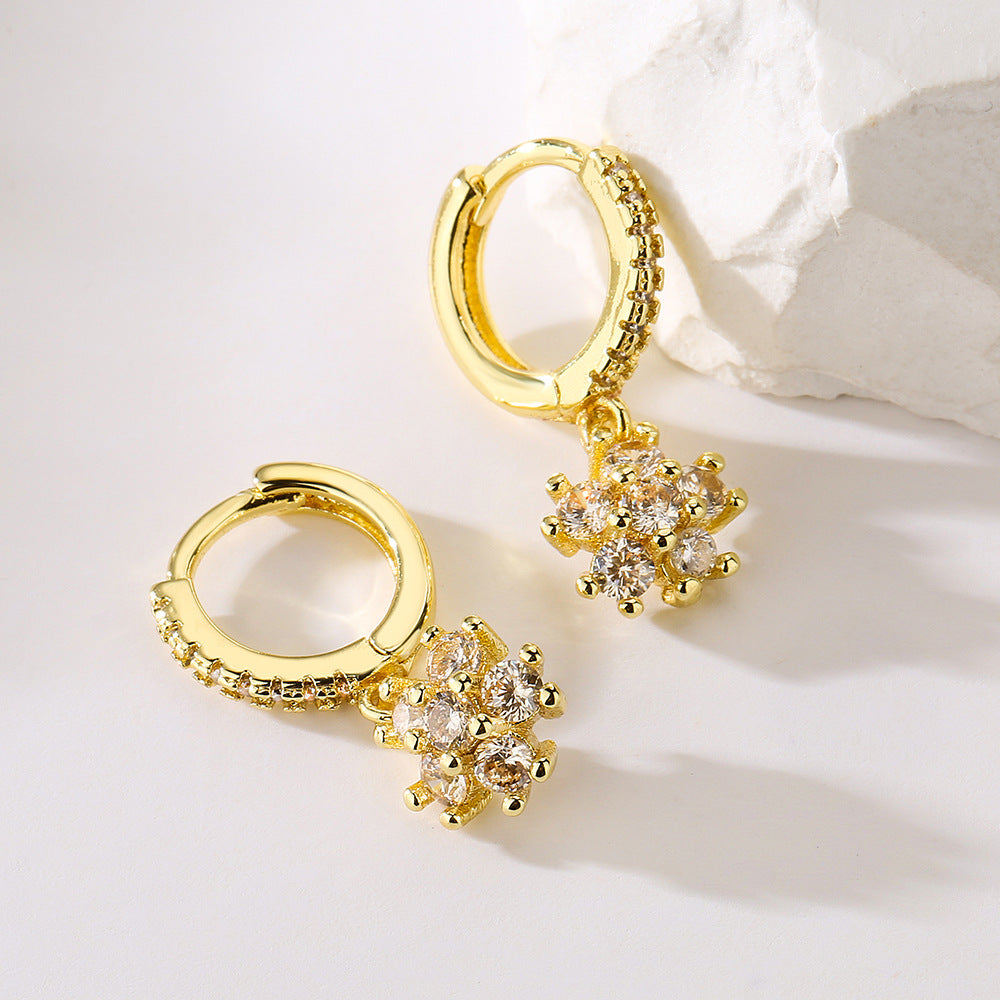 Orecchini a farfalla alla moda in rame placcati oro 18 carati con intarsio di zirconi per donna
