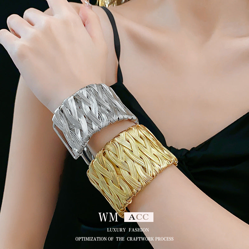 Pulsera de brazalete abierto trenzada vintage en aleación con acabado chapado estilo retro minimalista diseño geométrico