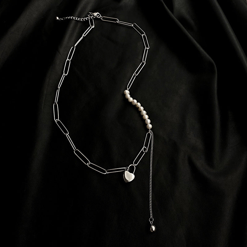 Collana Minimalista con Perle e Pendente a Cuore in Acciaio al Titanio Lucidato da Donna