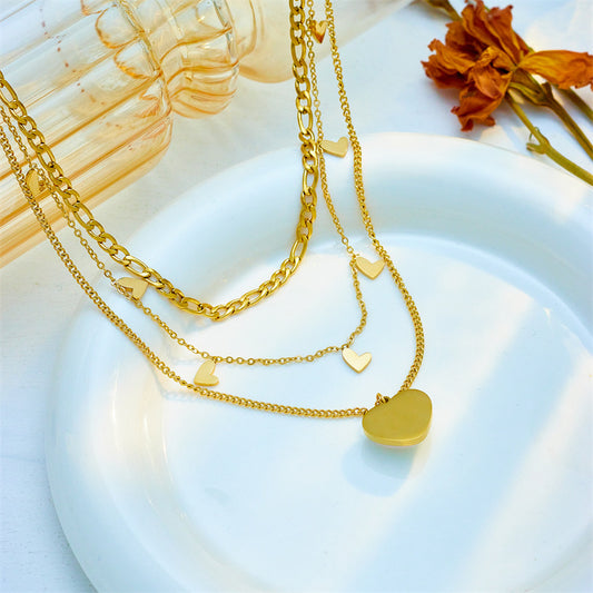 Collana con Ciondolo Minimalista a Cuore in Acciaio al Titanio con Finitura Placcata e Design a Catena Multistrato da Donna