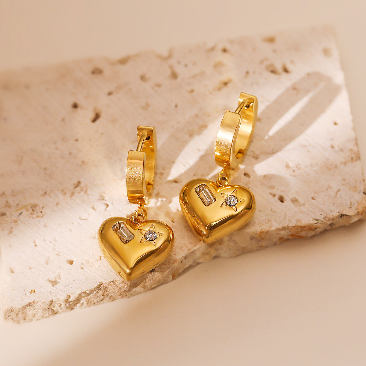 Orecchini Minimalisti a Cuore in Acciaio al Titanio con Placcatura in Oro Vero e Intarsio in Zirconi per Donna