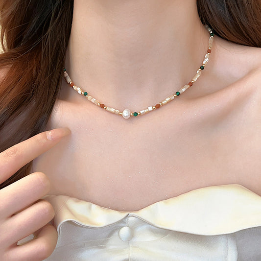 Collana Sweet Dopamine con perle barocche in lega di zinco con finitura placcata e ciondolo geometrico, delicata catena a clavicola da donna